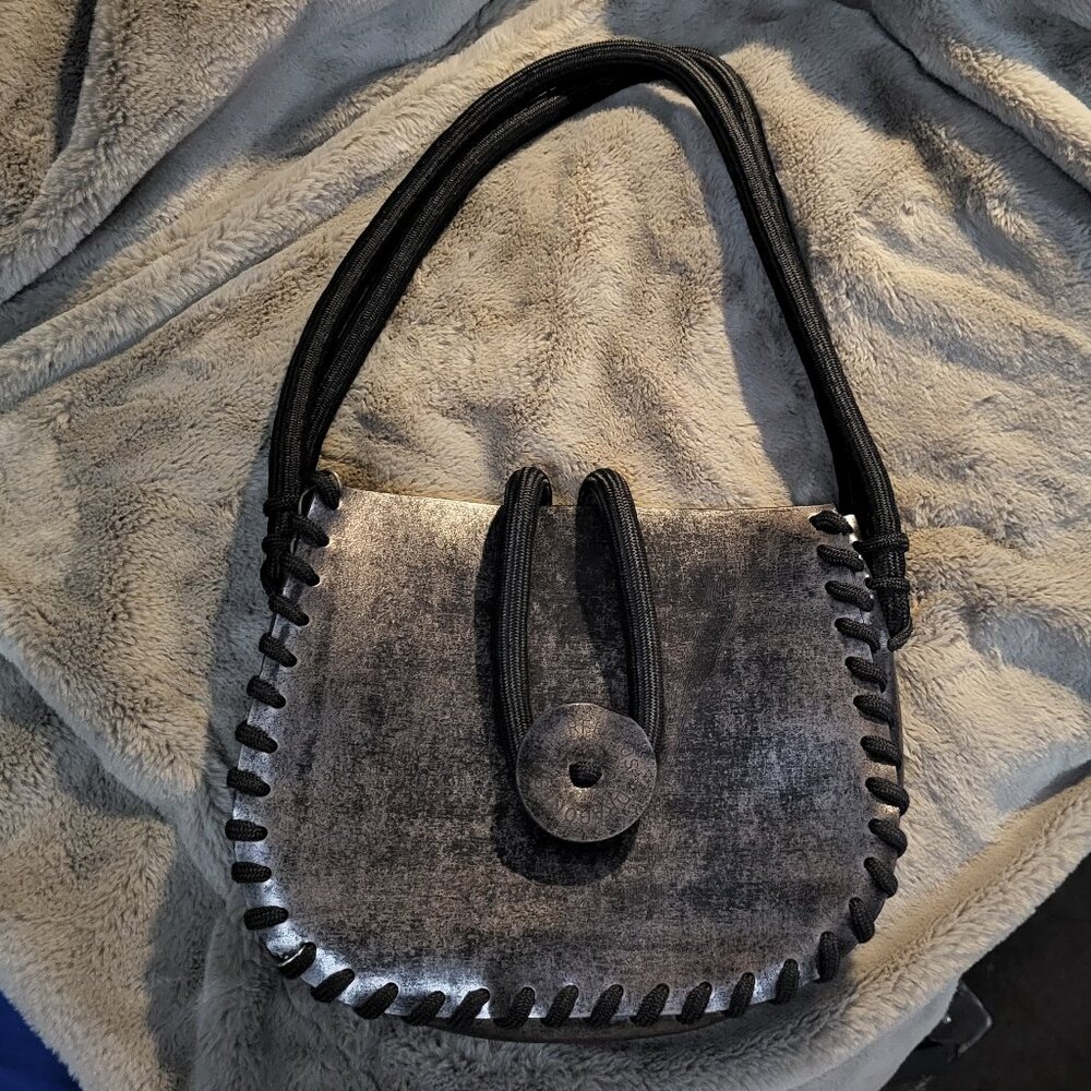 Perfectos Dragones Shoulder bag in metallic, Made by Hand